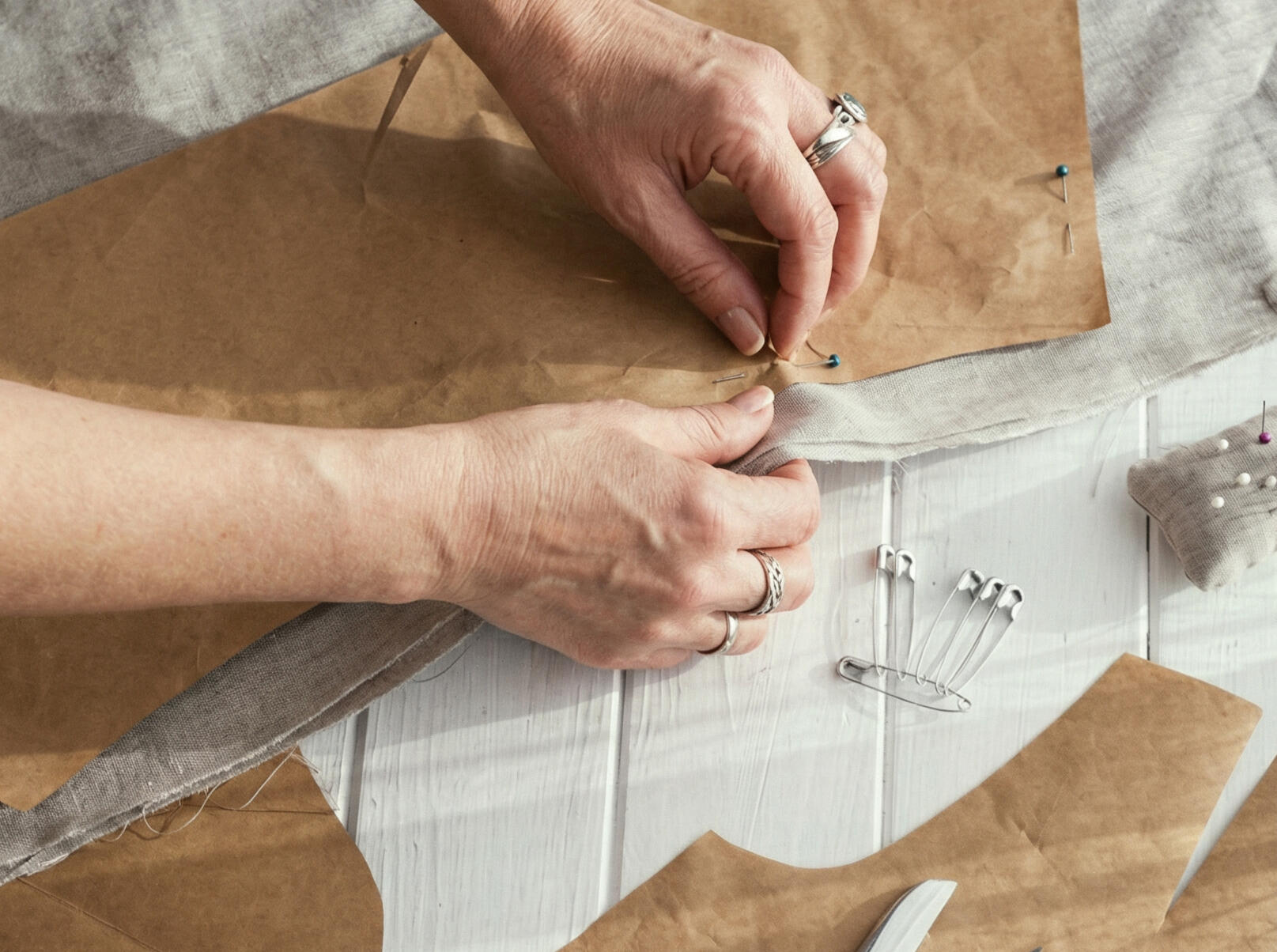 Profissional de modelagem e corte no Leblon Ilustração de tecido e detalhes elegantes representando roupas sob medida para mãe da noiva