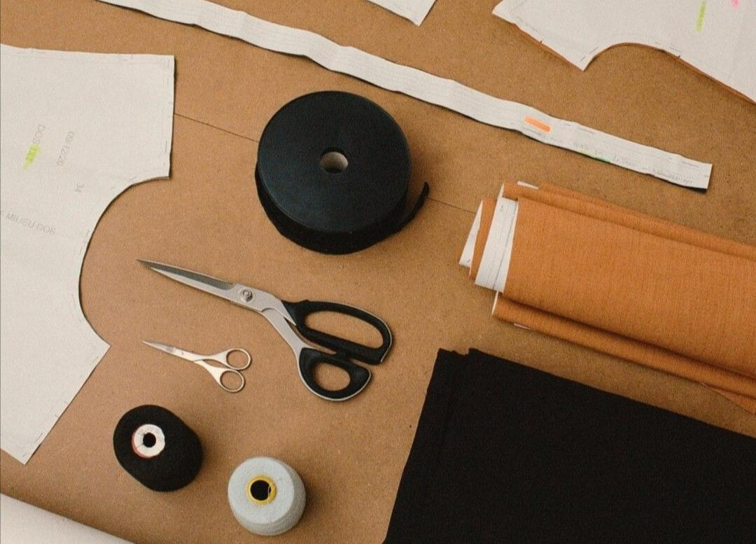 Acompanhamento personalizado em roupas sob medida Detalhe de peça sendo preparada para prova em atendimento personalizado